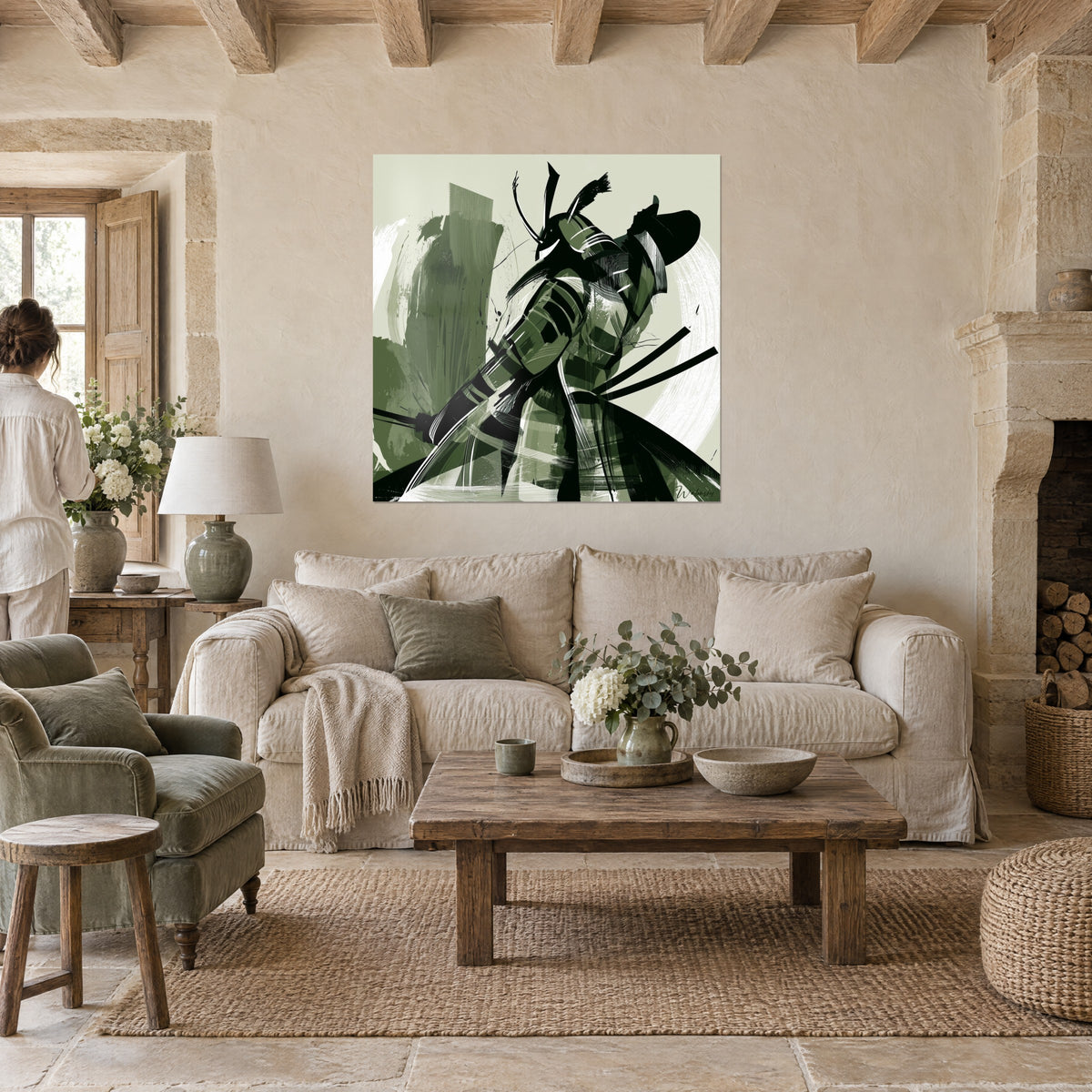 Tableau samouraï en armure kaki lançant sa frappe, traits noirs et fond vert sauge, au-dessus d'un canapé dans un salon lumineux
