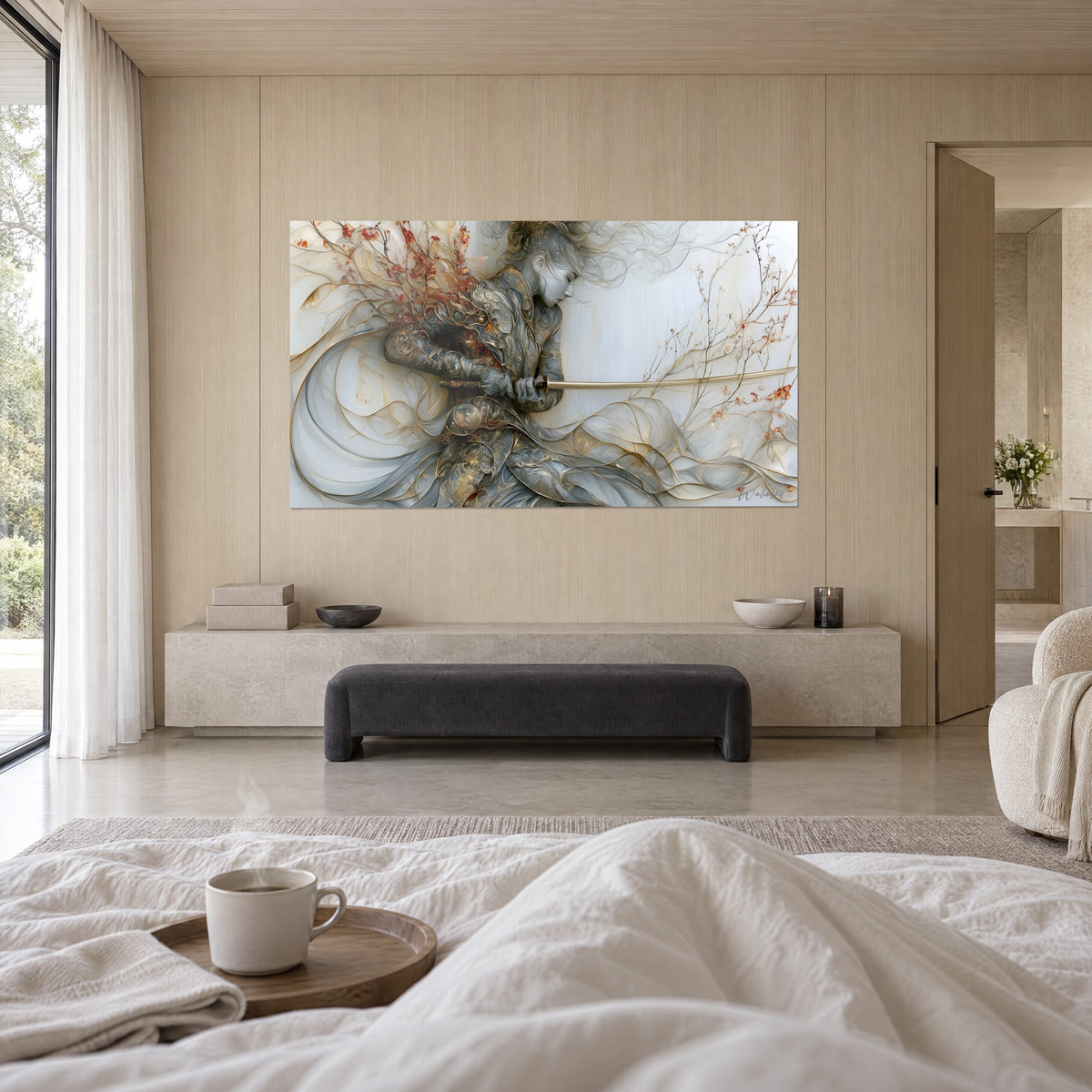 Tableau lame effilée tenue par une armure ciselée gris argent et or, fleurs corail, au-dessus d'un lit dans une chambre claire