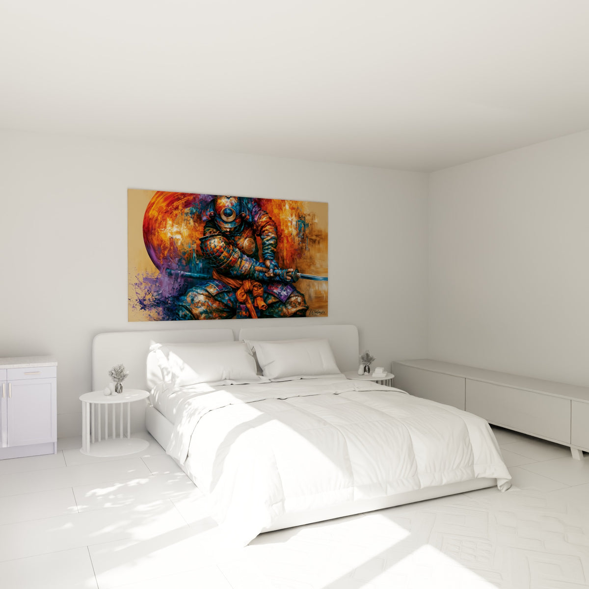 Guerrier casqué aux tons bleus et terracotta, katana dégainé, accroché au-dessus d'un lit dans une chambre claire