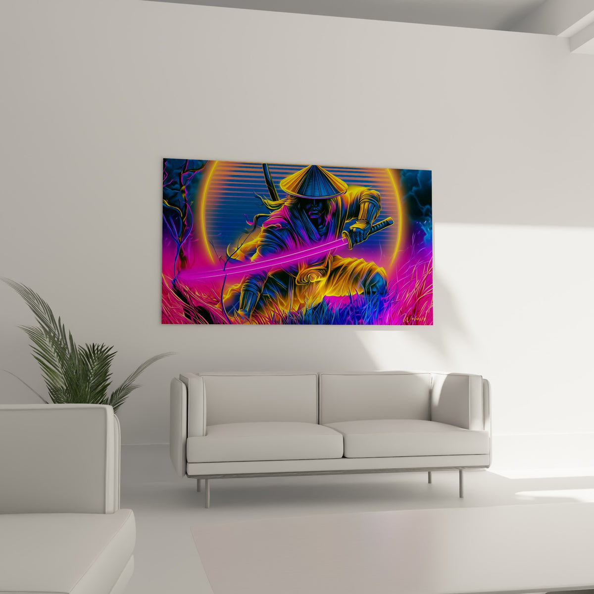 Silhouette du samouraï bleu et doré, lame lumineuse fuchsia, positionnée au-dessus d'un canapé dans un salon lumineux.