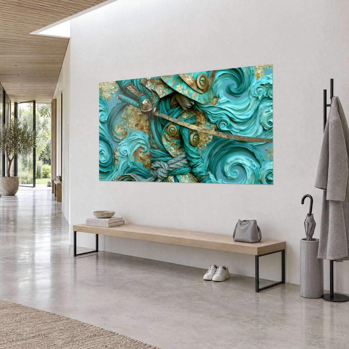 Tableau samouraï penché sous son chapeau vert d'eau, écailles d'or, corde grise nouée, mur blanc d'un couloir vu de trois-quarts