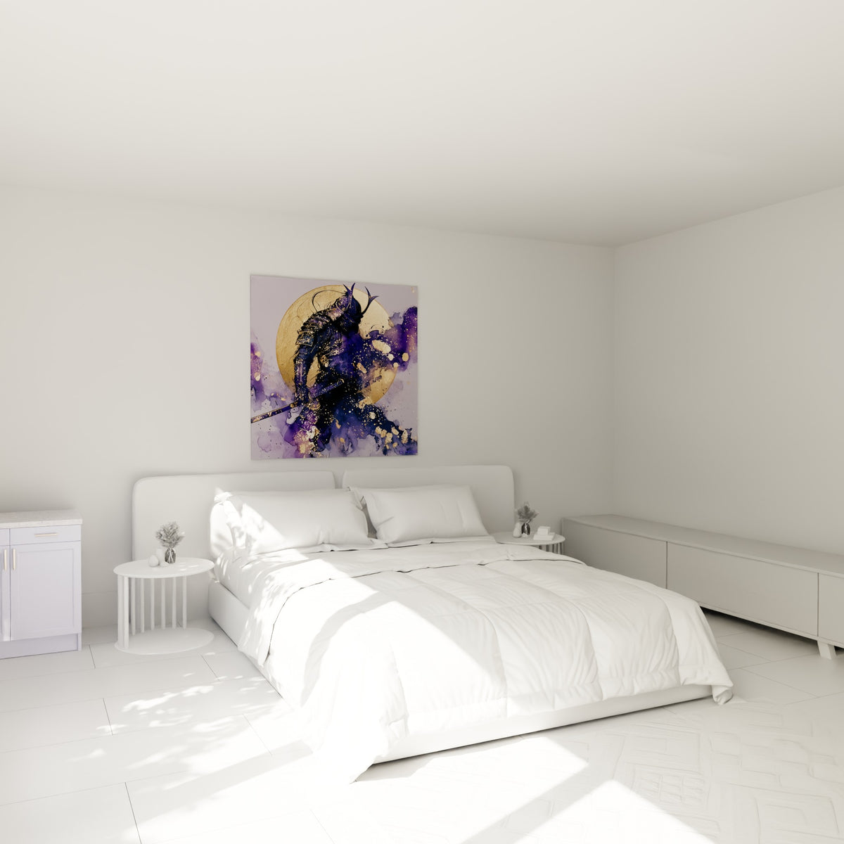 Guerrier samouraï violet et or en posture de combat, au-dessus d'un lit dans une chambre claire