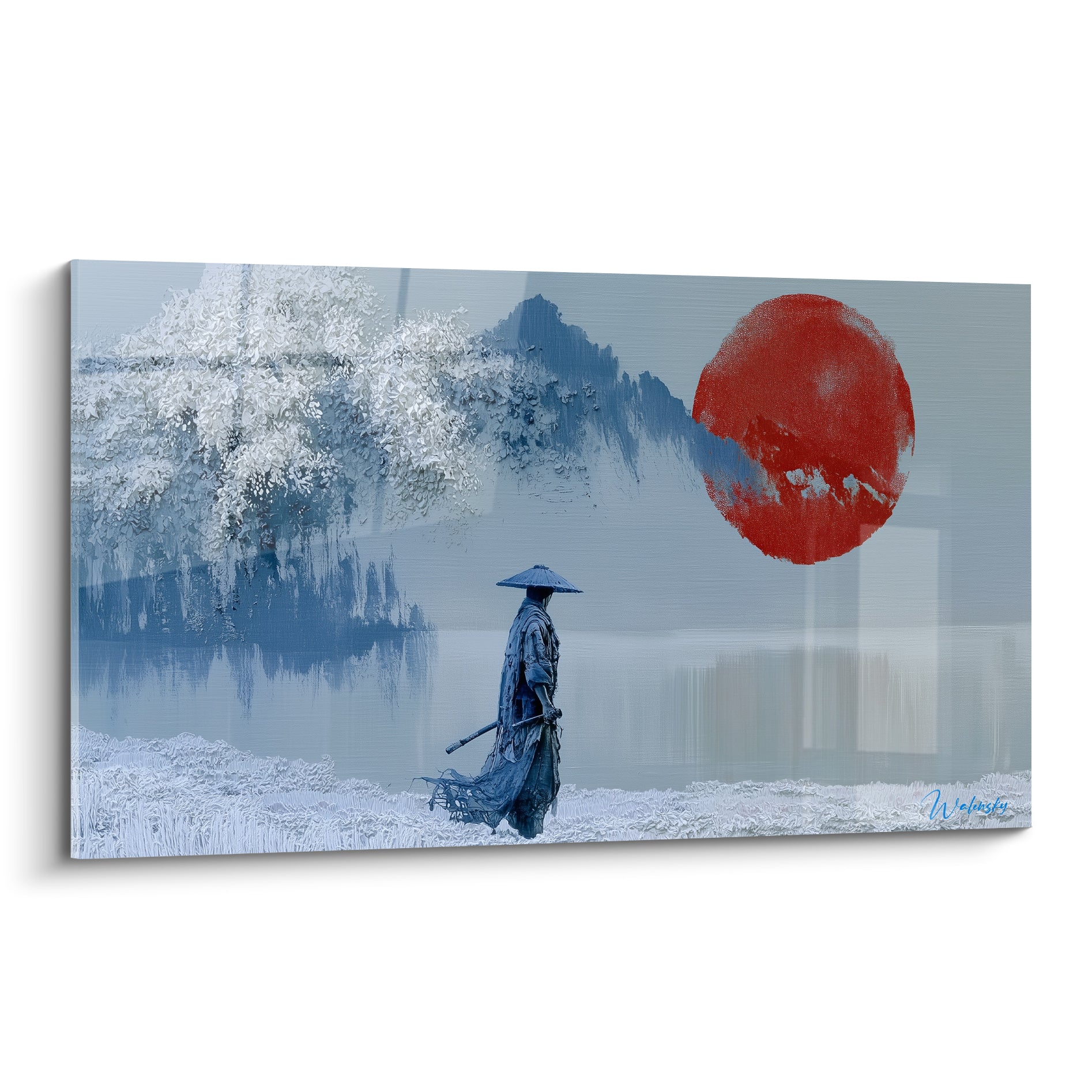 Samouraï en manteau bleu marine marchant devant un soleil rouge et des montagnes anthracite enneigées