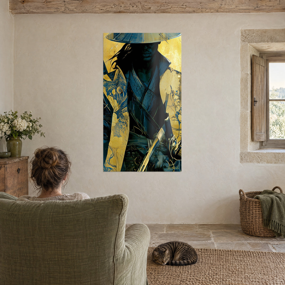 Tableau samouraï anonyme en kimono bleu sombre rehaussé d'or, poignée de sabre blanche, avec un chat tabby sur un tapis