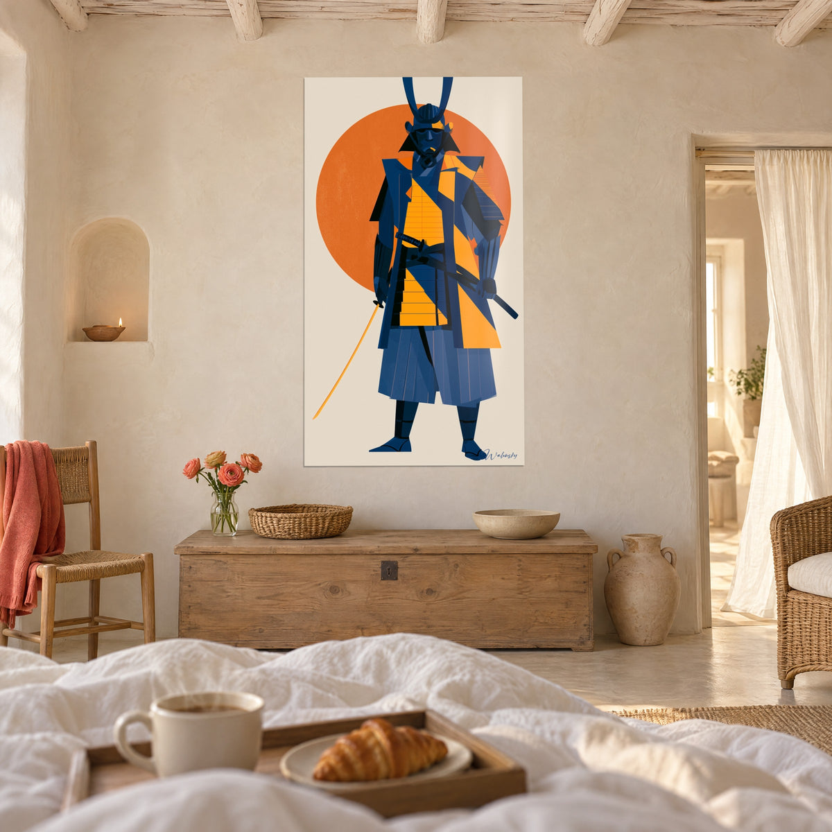Tableau guerrier aux armures géométriques bleu marine et orange, soleil rouge, plateau-petit-déjeuner, au-dessus d'un lit dans une chambre claire