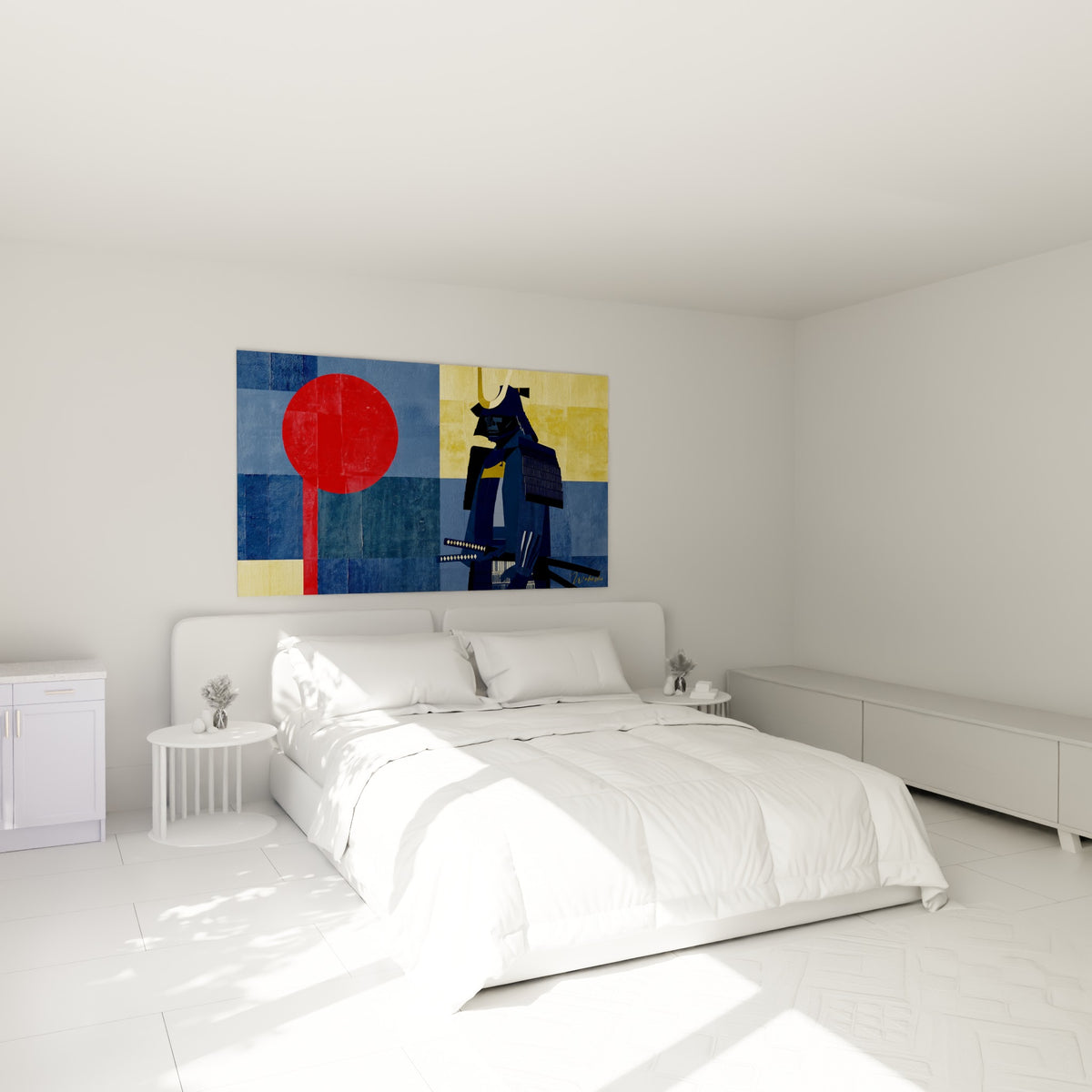 Guerrier samouraï casqué en bleu nuit et or, accroché au-dessus d'un lit dans une chambre claire