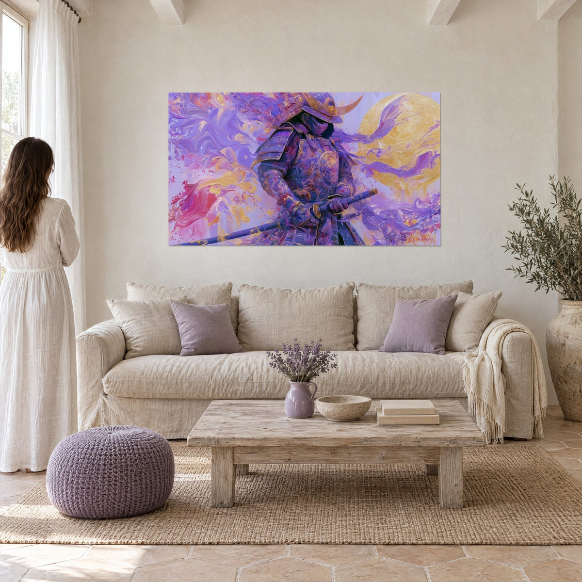 Schilderij van een samoerai met helm in paarse en gouden harnas, gouden zon op de achtergrond, vrouw van achteren, boven een bank in een lichte woonkamer
