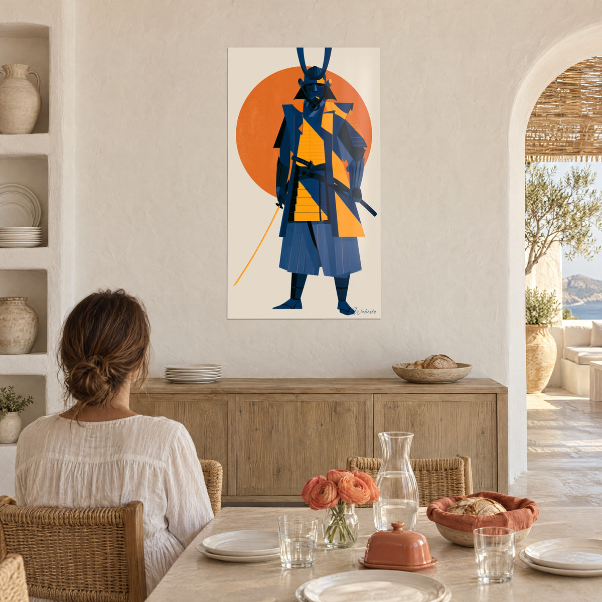 Tableau silhouette de samouraï, casque à cornes, jupe plissée bleue et épaulettes orange, femme de dos à table dans un séjour voûté