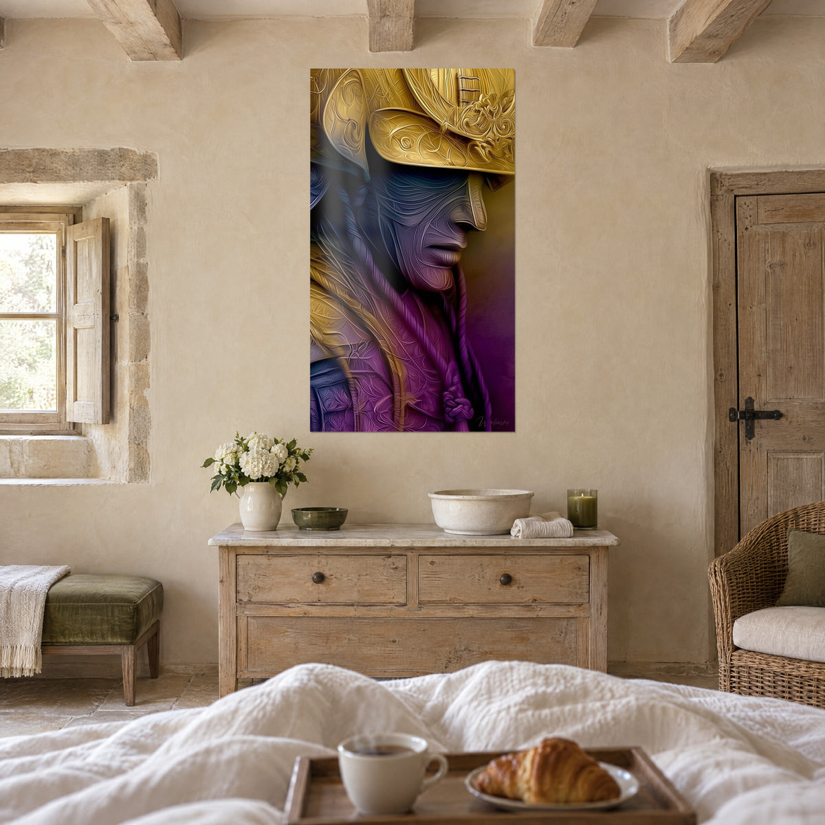 Tableau combattant au profil bleu ardoise, casque d'or aux volutes et cordon violet noué, au-dessus d'un lit dans une chambre claire