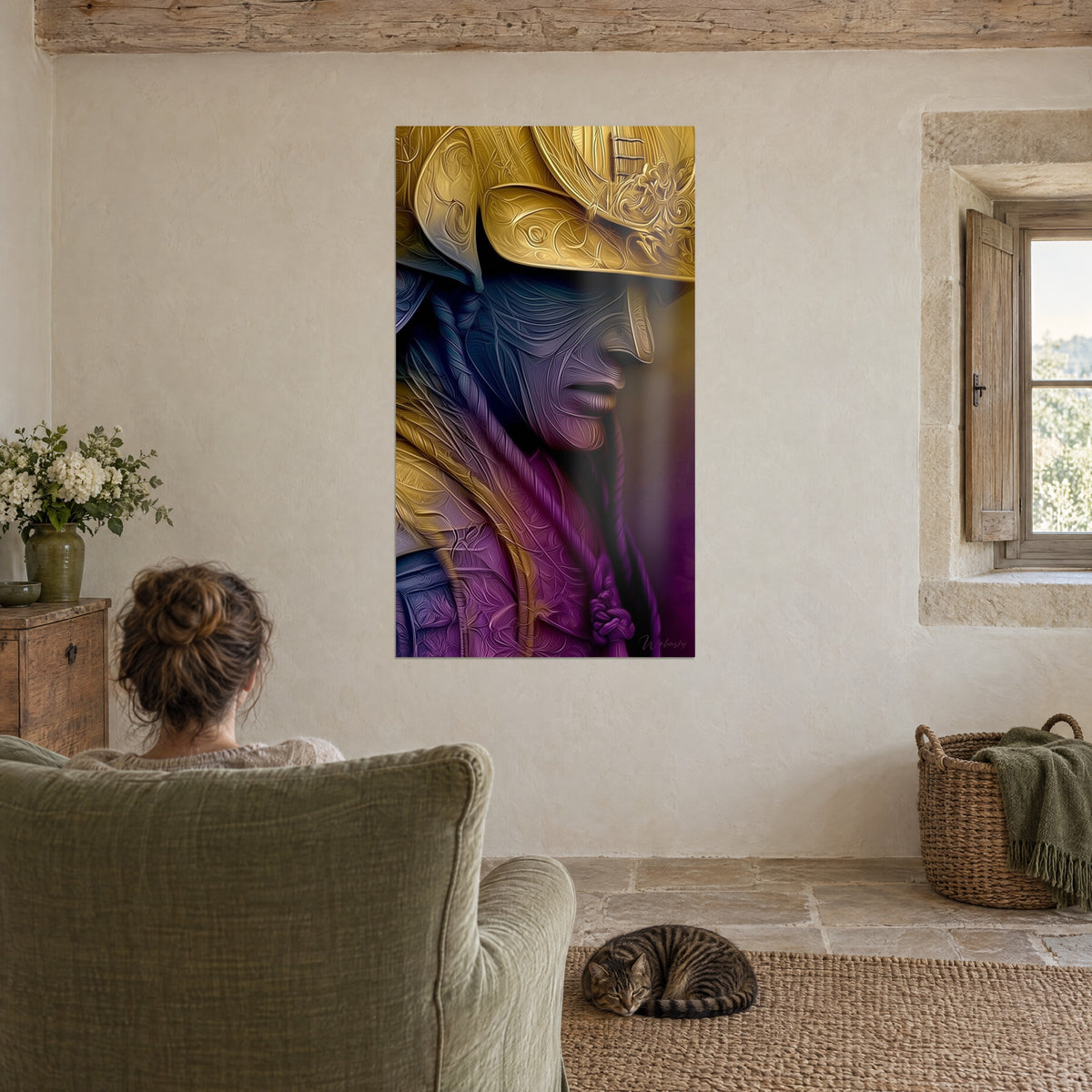 Tableau masque de guerrier doré et pourpre, motifs en relief gravés, face à un fauteuil vert olive où dort un chat tigré