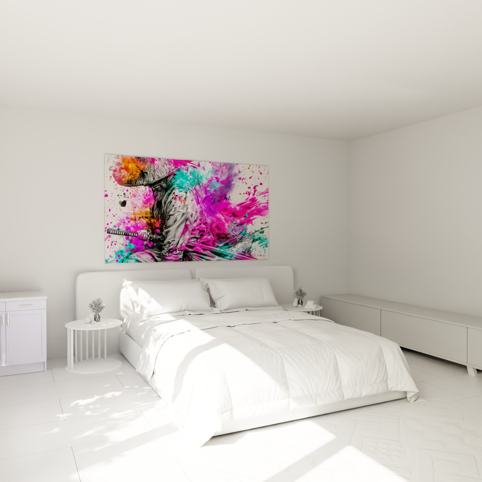 Guerrier japonais en armure grise, explosion rose et turquoise, accroché au-dessus d'un lit dans une chambre claire