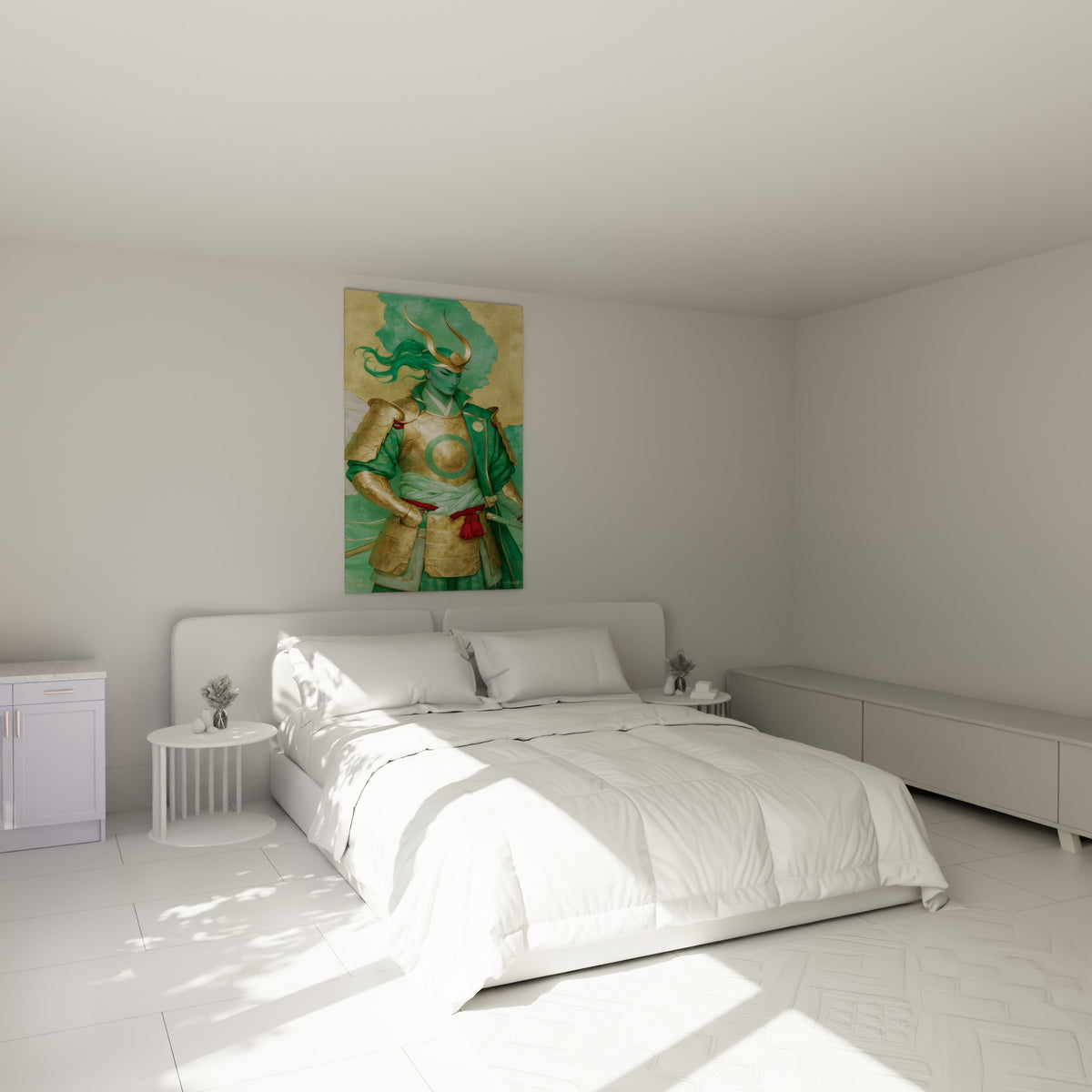 Guerrier en armure dorée et verte, cordons rouges à la taille, accroché au-dessus d'un lit dans une chambre claire