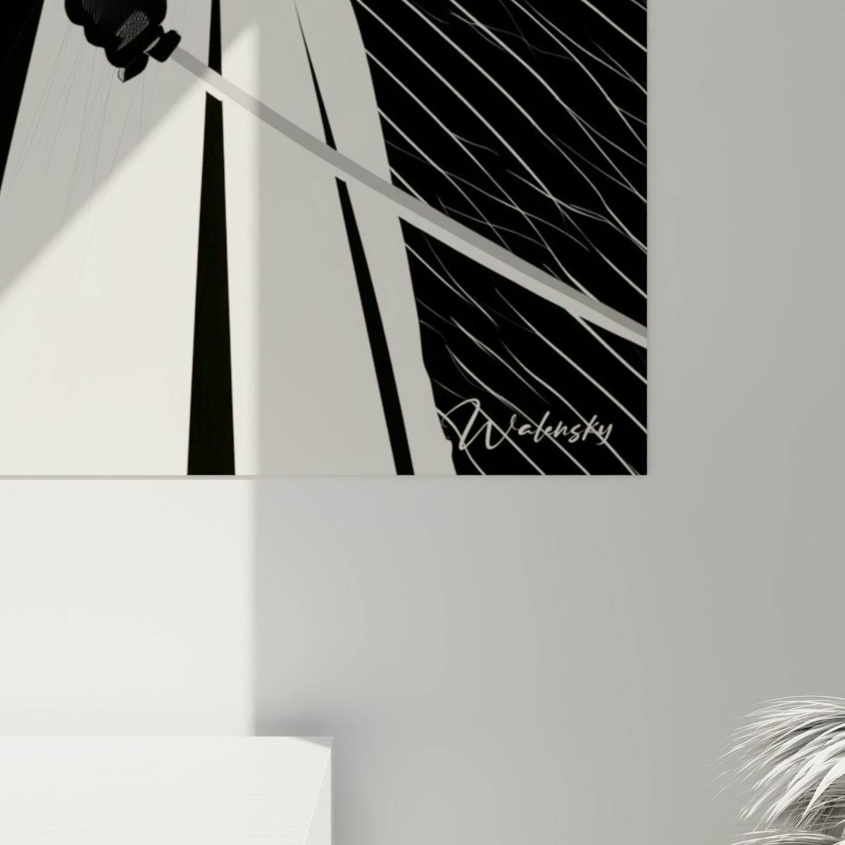 Détail du sabre gris et du kimono noir laqué où l'on distingue le grain lisse de l'impression