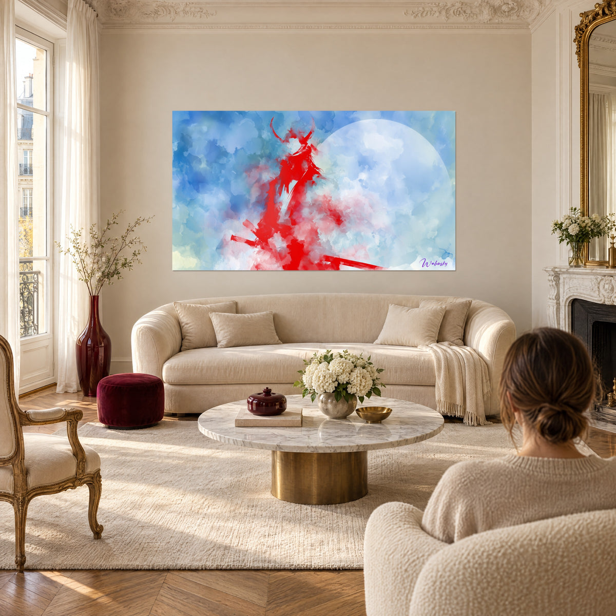 Gemälde eines scharlachroten Samurai mit geschwungenem Hornhelm vor blauen Wolken und blassem Mond, über einem Sofa in einem hellen Wohnzimmer