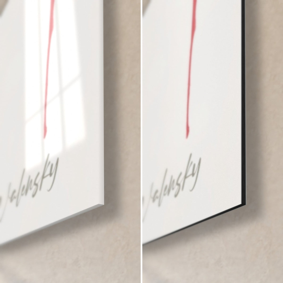 Schilderij van een inktkrijger, rode druipsporen en grijze handtekening, glanzend acrylglas links, mat zwart Dibond rechts