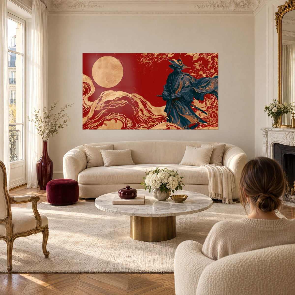 Quadro samurai in kimono blu navy, luna piena dorata su sfondo rosso, onde dorate, sopra un divano in un soggiorno luminoso