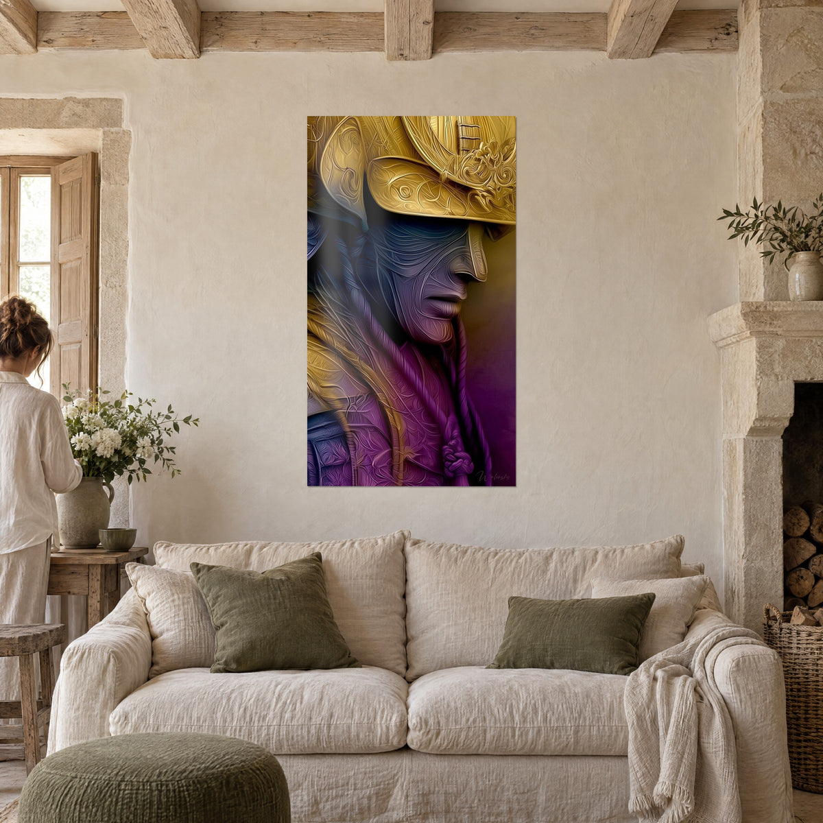 Tableau samouraï de profil au casque doré ciselé, visage bleu nuit et manteau pourpre, au-dessus d'un canapé dans un salon lumineux