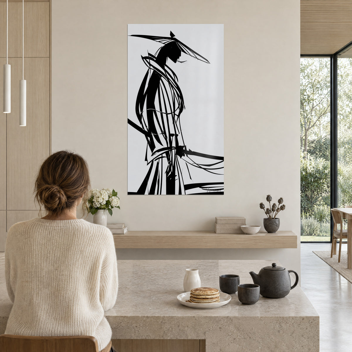 Tableau combattant japonais calligraphié en noir profond sur fond gris doux, mur beige, îlot de cuisine et théière