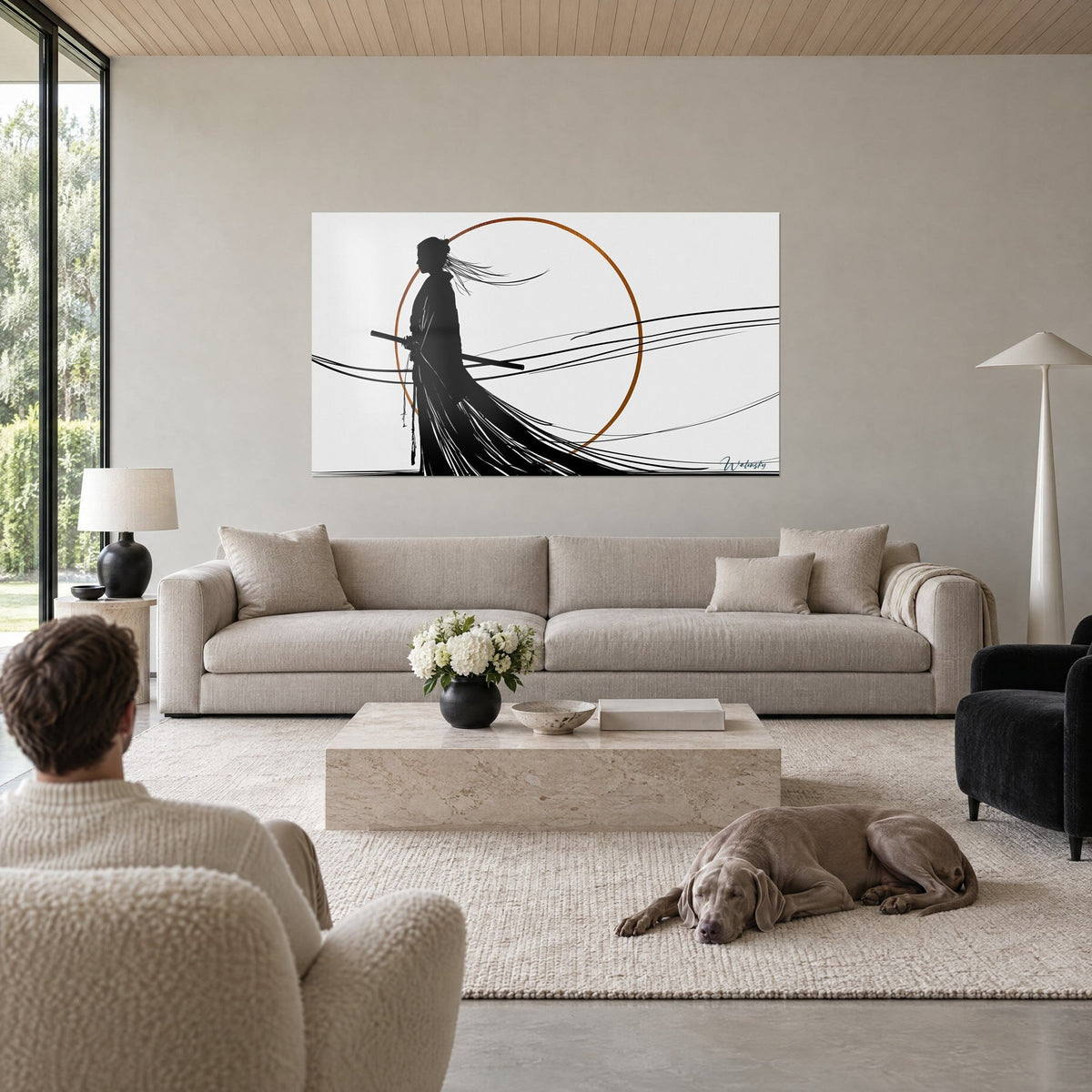 Quadro samurai in sagoma nera davanti a un cerchio ramato, sfondo bianco, lungo cappotto svolazzante, sopra un divano in un soggiorno luminoso