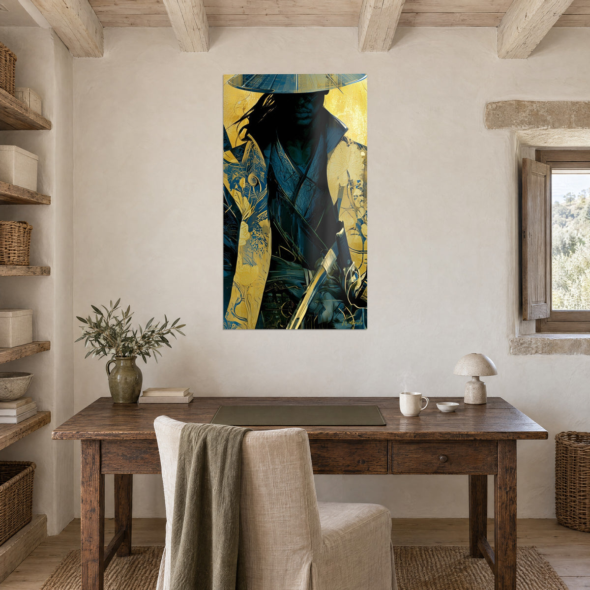 Tableau combattant japonais en manteau brodé de fleurs jaune moutarde et bleu canard, lame argentée, sur un bureau en bois