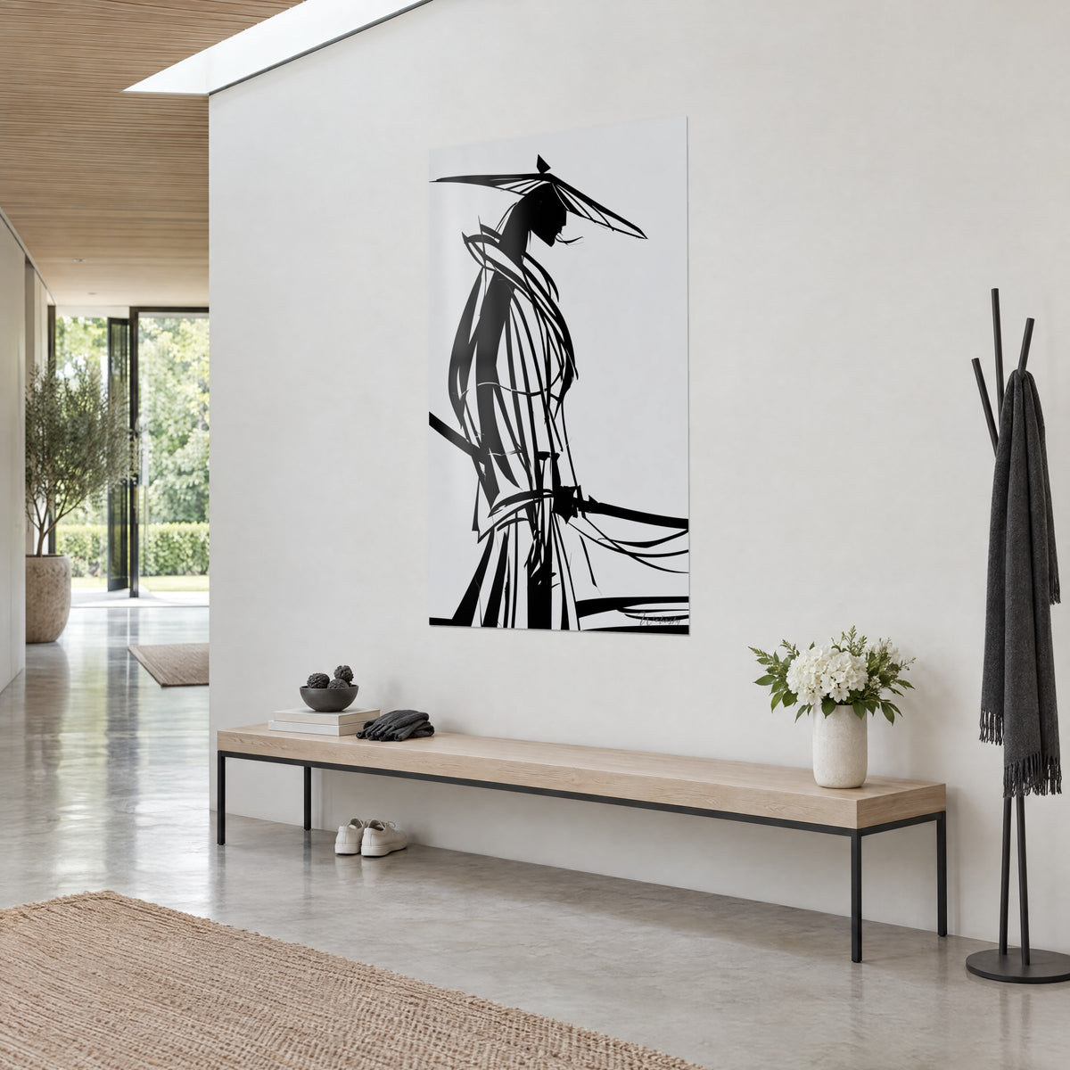 Tableau guerrier de profil en traits noirs effilés flottant au vent, fond gris perle, mur blanc et banc en bois clair