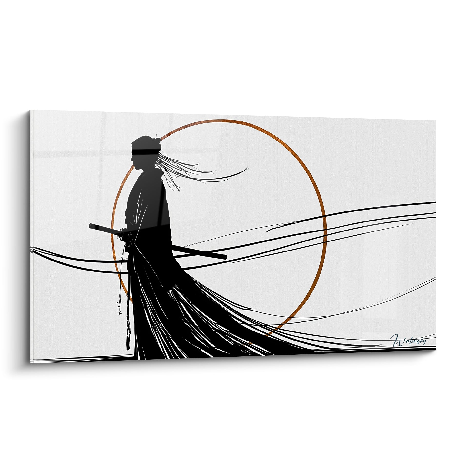 Samouraï en silhouette noire, robe déployée par le vent devant un cercle cuivré graphique