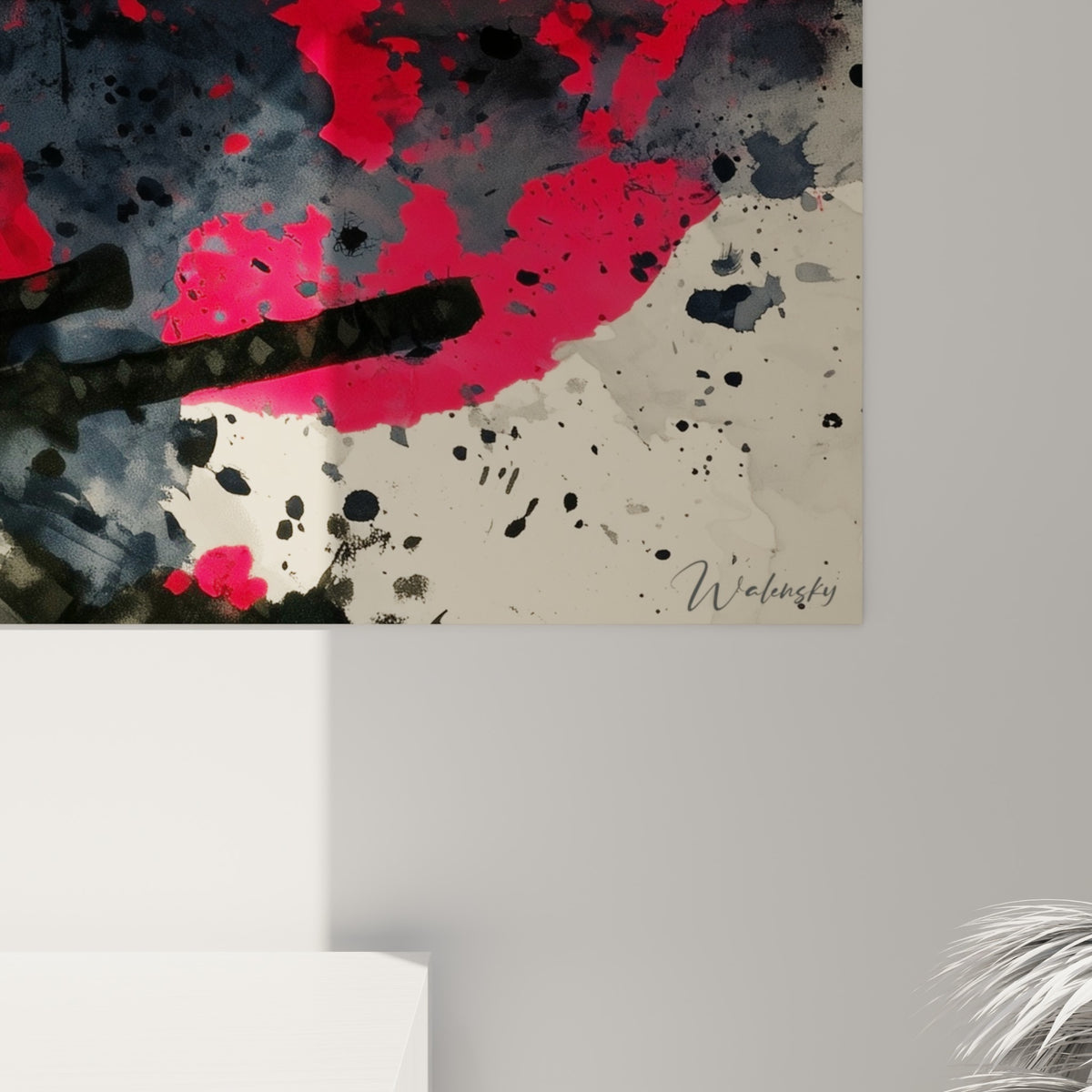 Empâtements d'encre noire et coulures rouges se rencontrant en gros plan sur la toile du Samouraï