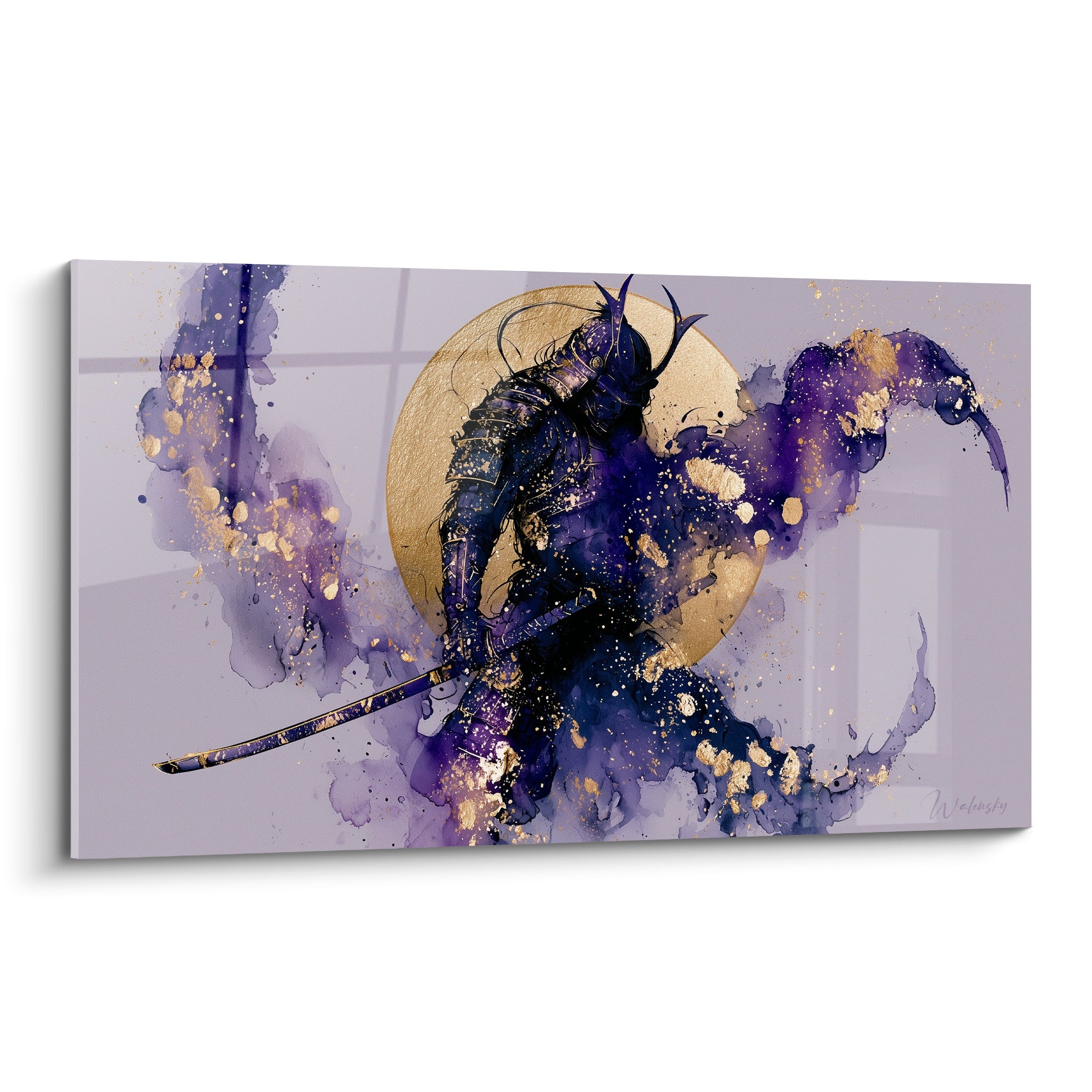 Samouraï en armure violette et noire, katana levé devant une lune dorée éclatante.