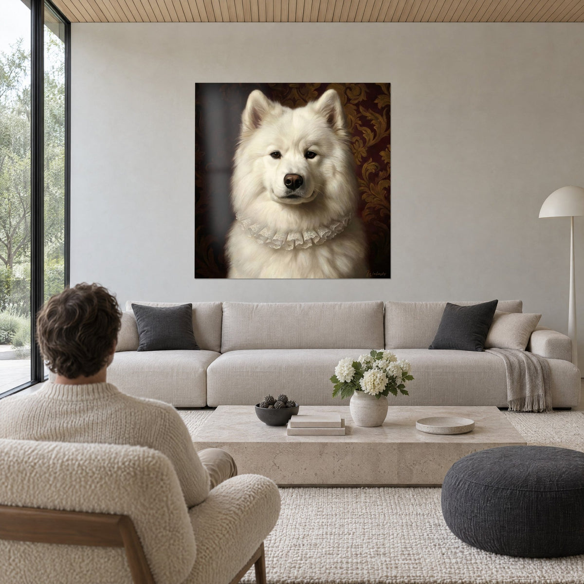 Quadro di un samoiedo bianco dallo sguardo nobile, gorgiera di pizzo avorio su sfondo bordeaux e oro, sopra un divano in un soggiorno luminoso
