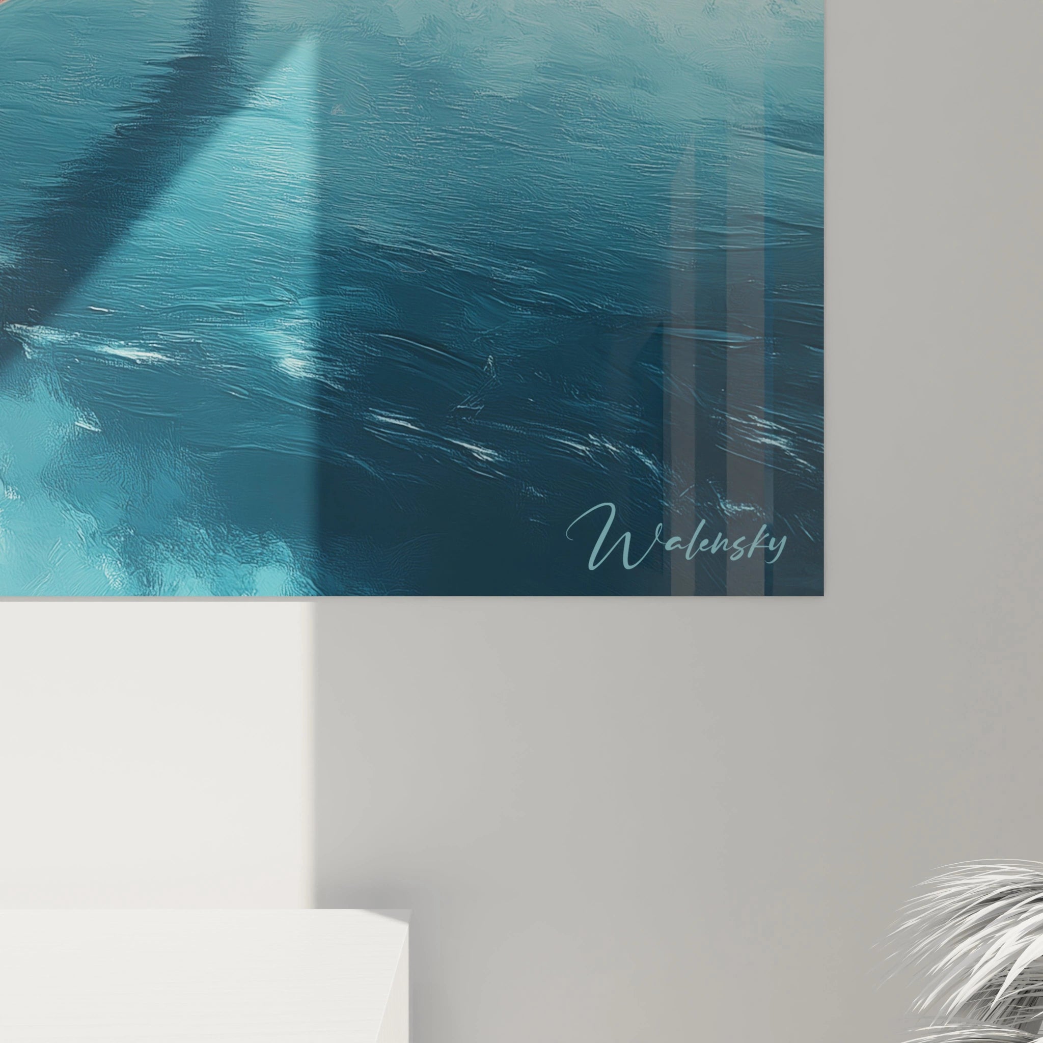 Un tableau paysage maritime présentant le pont emblématique de San Francisco dans son environnement naturel, avec ses tours rouges émergeant d'une brume bleutée, et la ville visible au loin sur les collines en arrière-plan.