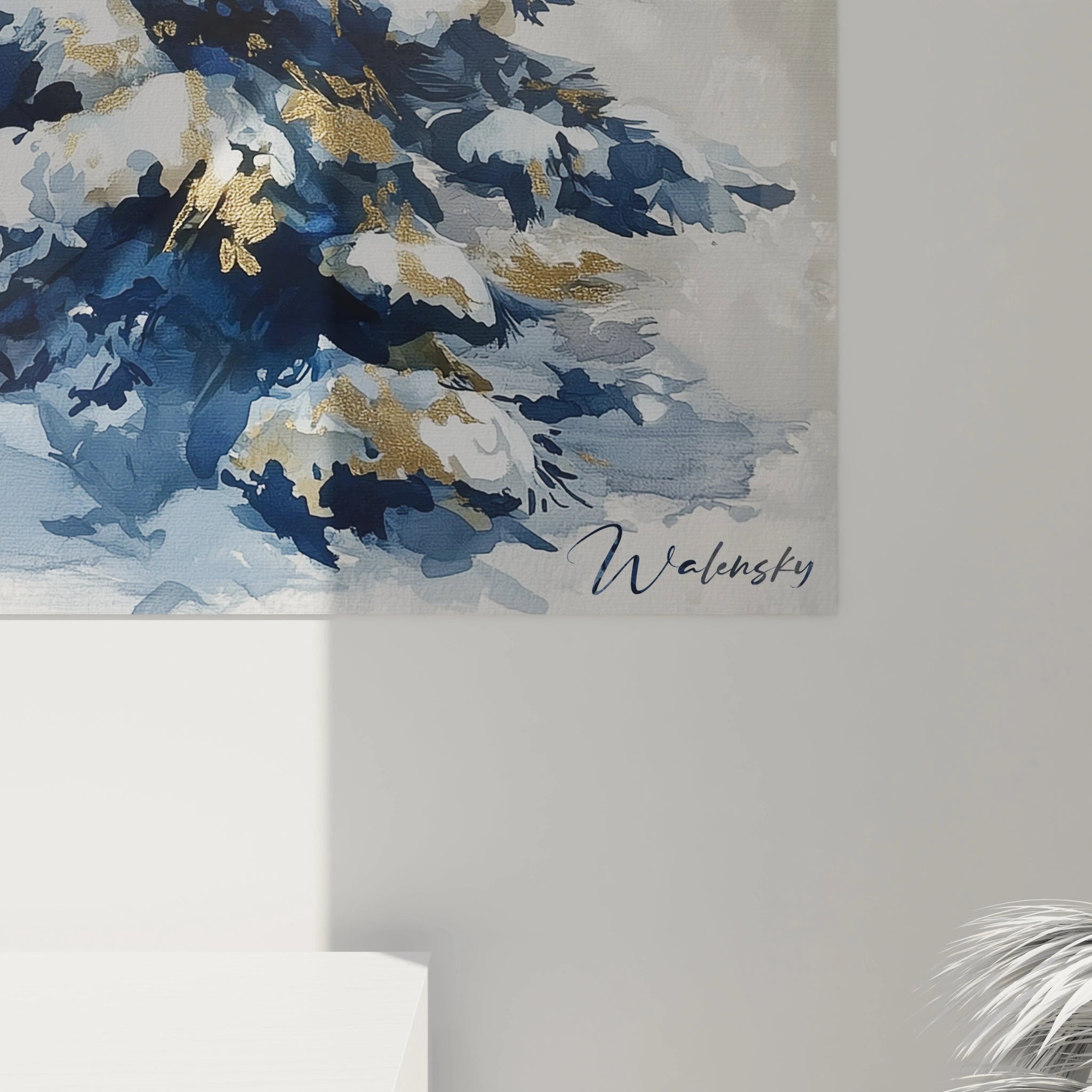 Tableau sapin de Noël moderne de Walensky avec des nuances de bleu et doré sur fond doux