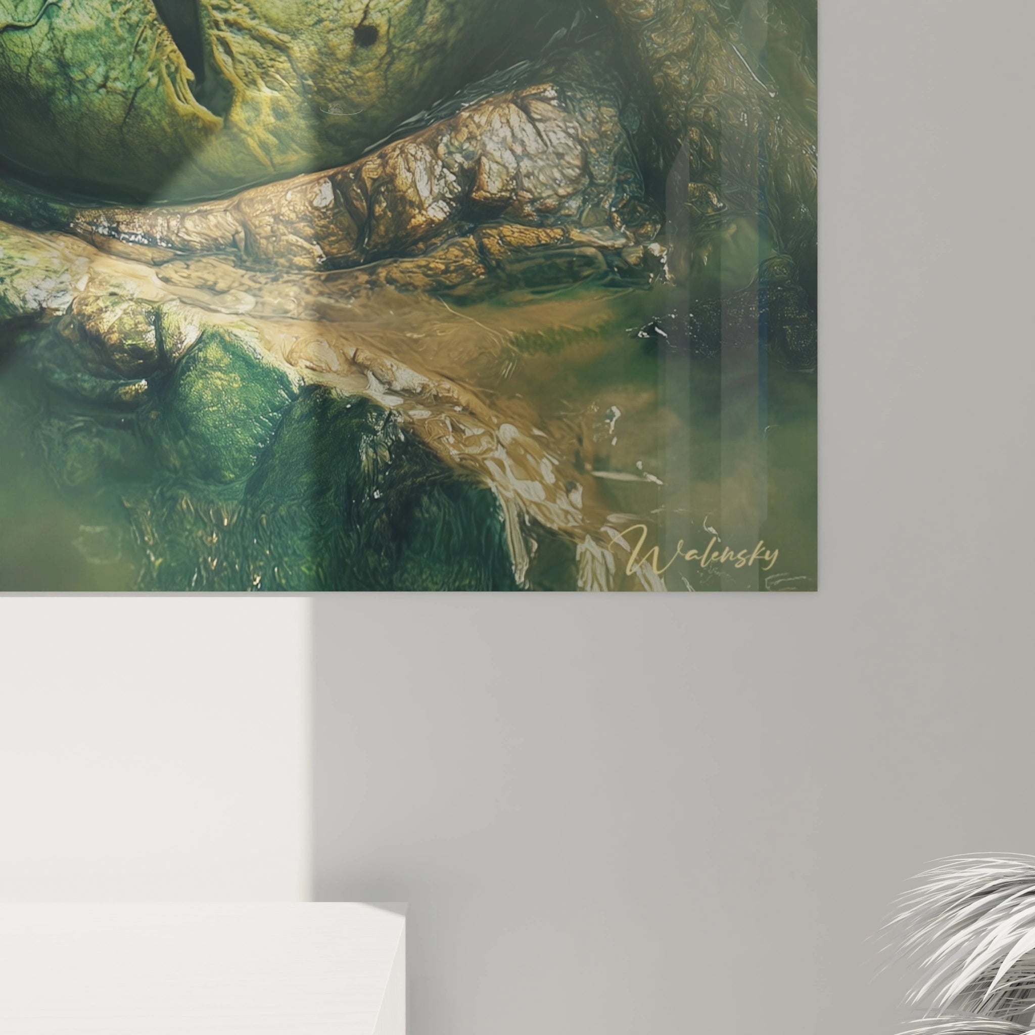 Tableau œil d'animal Walensky aux tons verts et marron accroché sur un mur gris clair