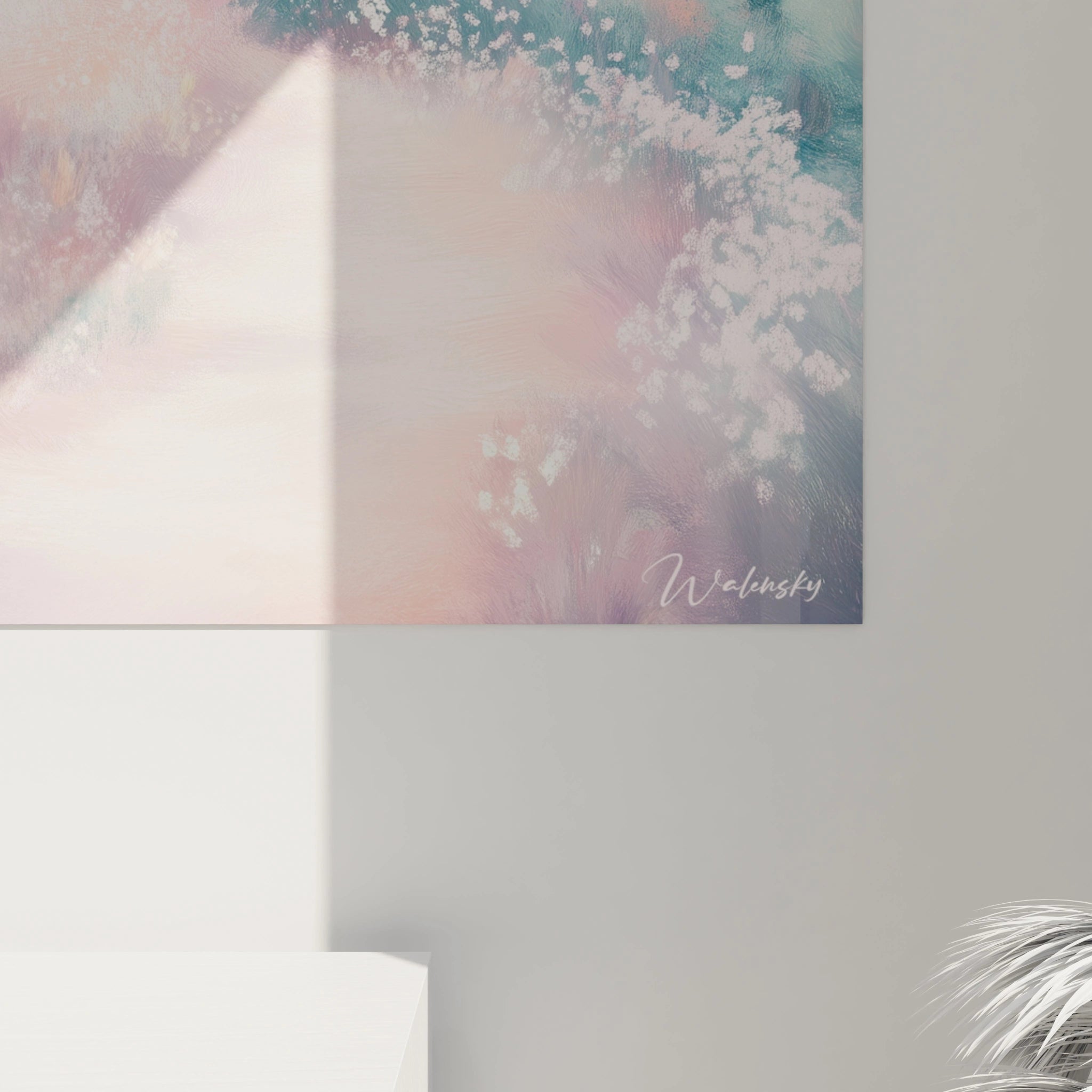 Un tableau paysage minimaliste d'inspiration africaine présentant des reliefs montagneux ondulants sous un grand soleil doré. Les contrastes entre les tons beige, rose et vert profond soulignent la perspective, tandis que les textures douces évoquent la brume matinale.