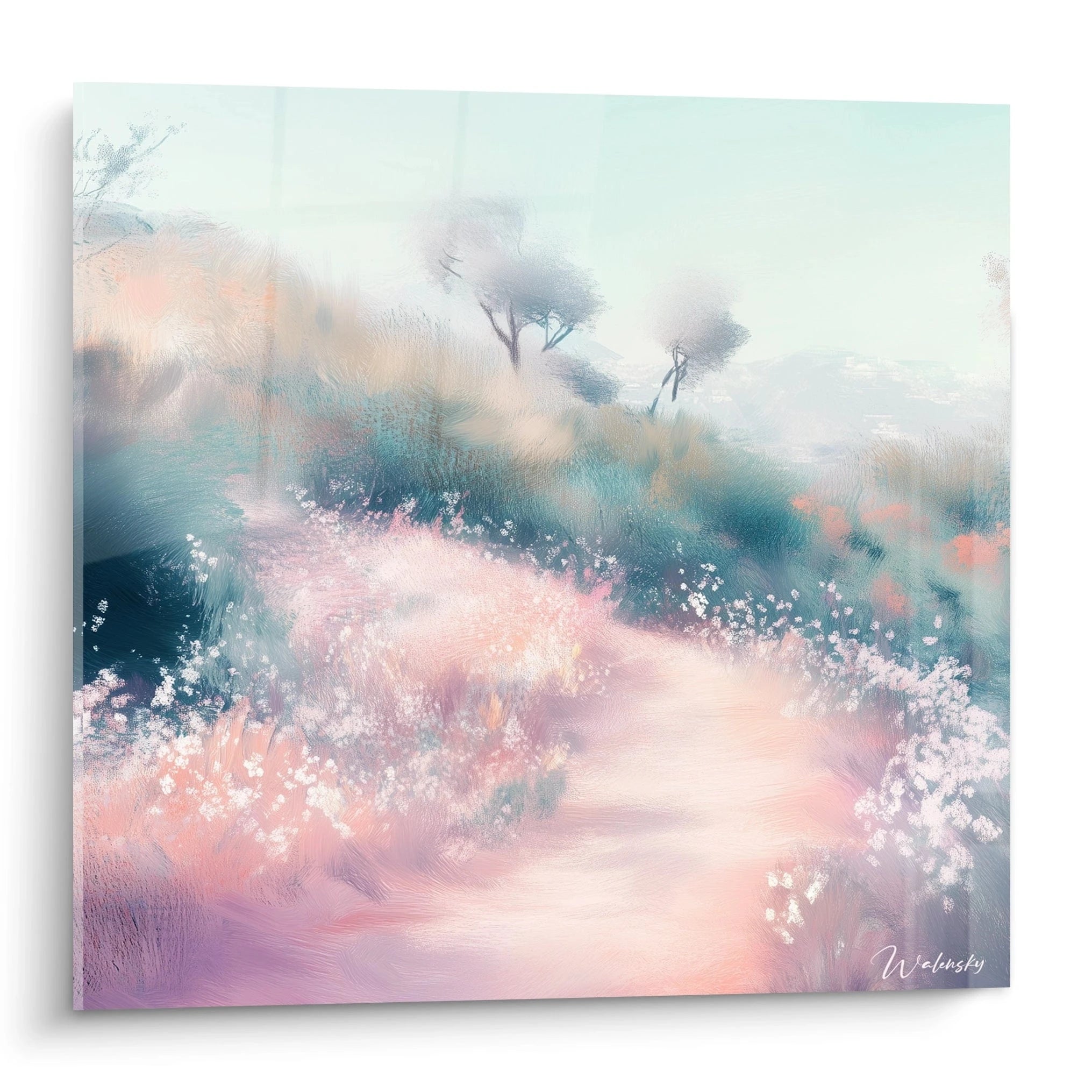 Un tableau paysage minimaliste représentant une savane africaine au lever du soleil, avec des silhouettes d'acacias sur fond montagneux. Dominé par des teintes beige doré, rose poudré et vert profond, avec des textures douces et brumeuses créant une atmosphère sereine.