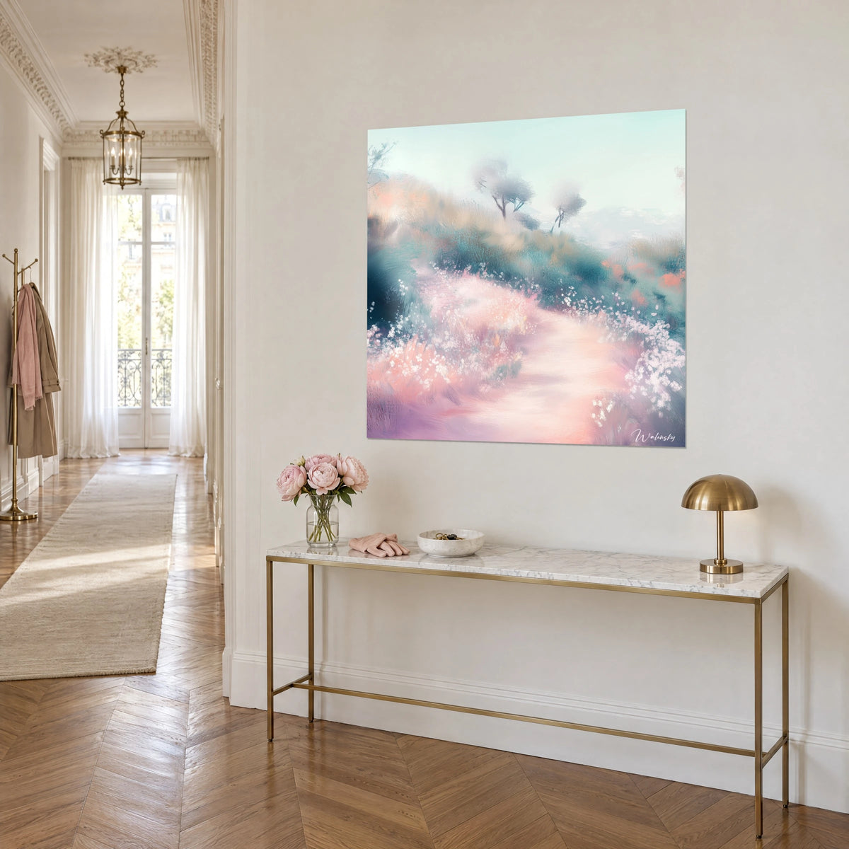 Quadro di un sentiero di collina nebbioso, ulivi grigio-azzurri sotto un cielo menta e erbe rosate, appeso sopra una consolle dorata