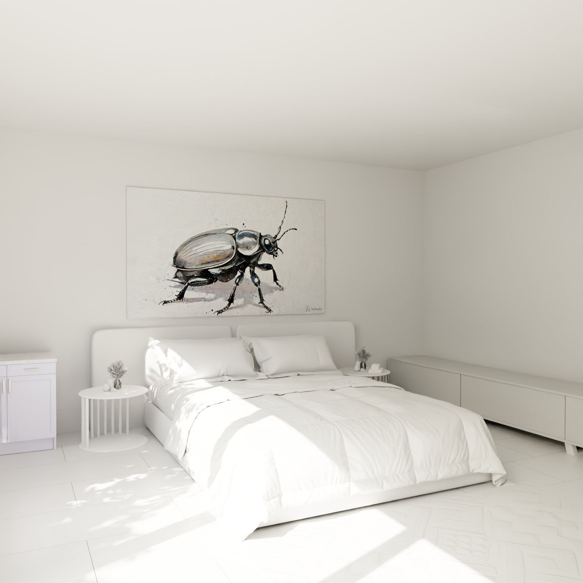 Insecte scarabé anthracite aux reflets gris perle, accroché au-dessus d'un lit dans une chambre claire