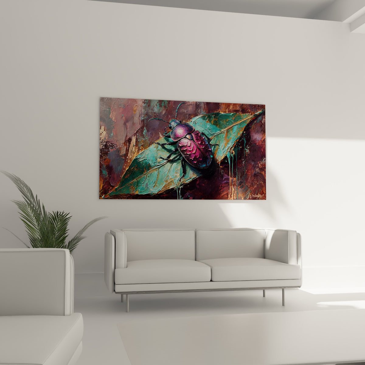 Carapace métallisée rose et anthracite du scarabé, tableau au-dessus d'un canapé dans un salon lumineux
