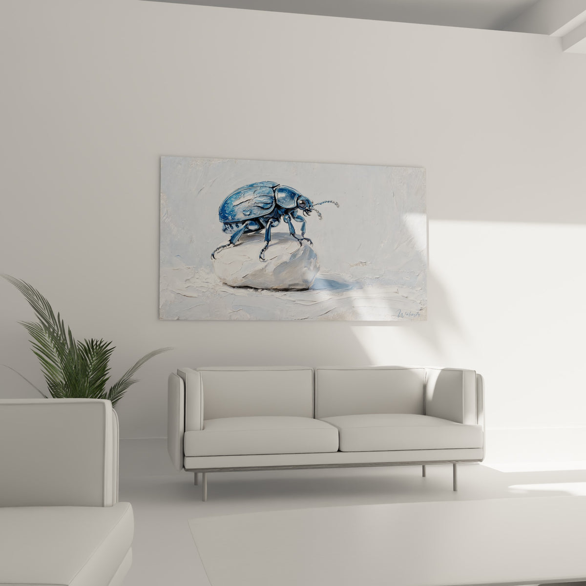 Carapace bleu anthracite luisante sur pierre blanche crème, au-dessus d'un canapé dans un salon lumineux