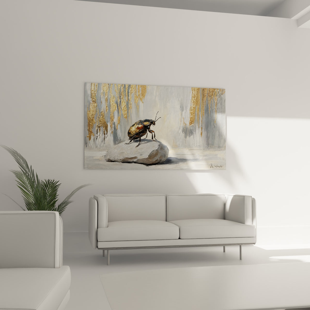 Carapace cuivrée d'un scarabé sur fond gris nacré, tableau Scarabé au-dessus d'un canapé dans un salon lumineux
