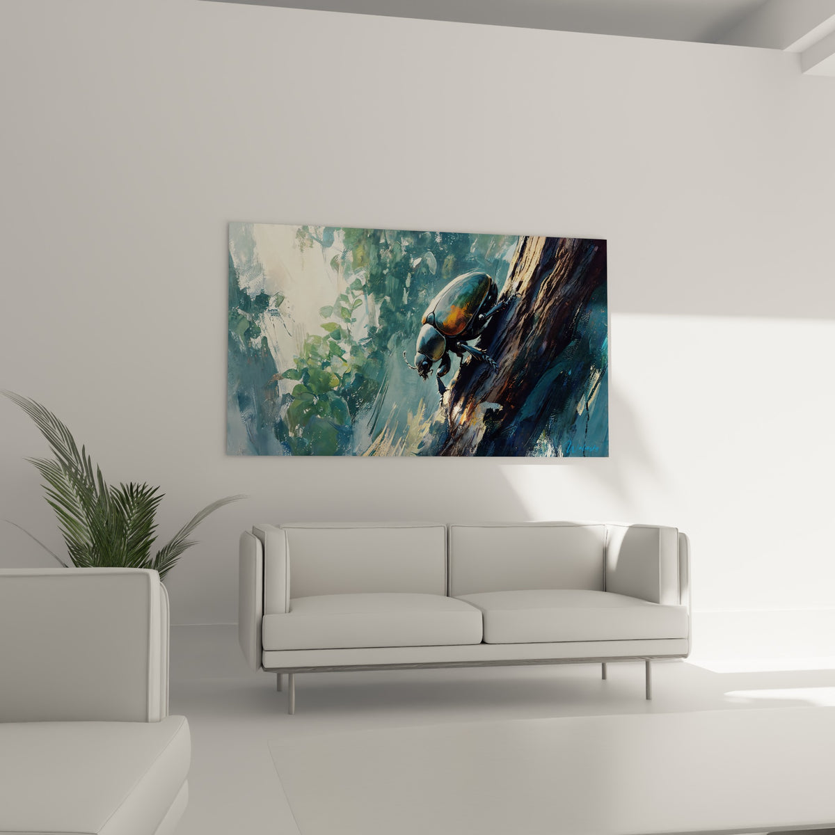 Créature ailée aux tons bruns et bleu pastel sur son tronc, tableau Scarabé au-dessus d'un canapé dans un salon lumineux