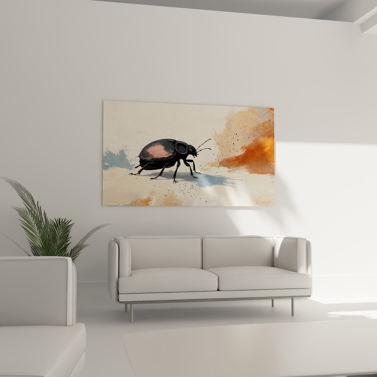 Carapace sombre du scarabé aux nuances terracotta, accrochée au-dessus d'un canapé dans un salon lumineux