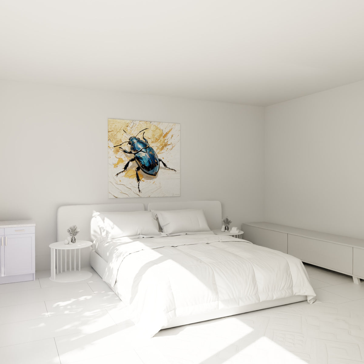 Insecte bleu nuit aux reflets dorés et pattes noires, accroché au-dessus d'un lit dans une chambre claire