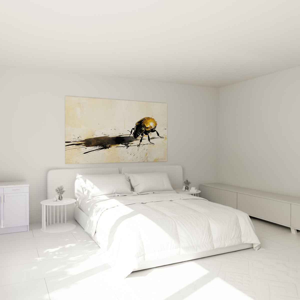 Insecte doré et noir laissant une traînée d'encre sombre, accroché au-dessus d'un lit dans une chambre claire