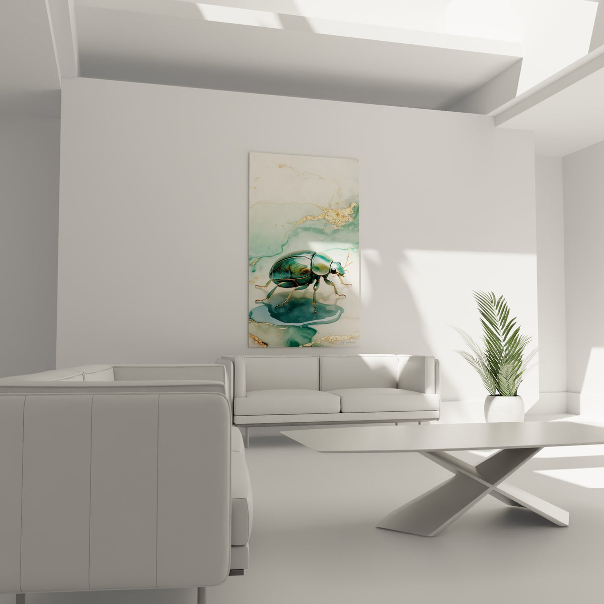 Carapace émeraude et filets or d'un scarabé stylisé, au-dessus d'un canapé dans un salon lumineux