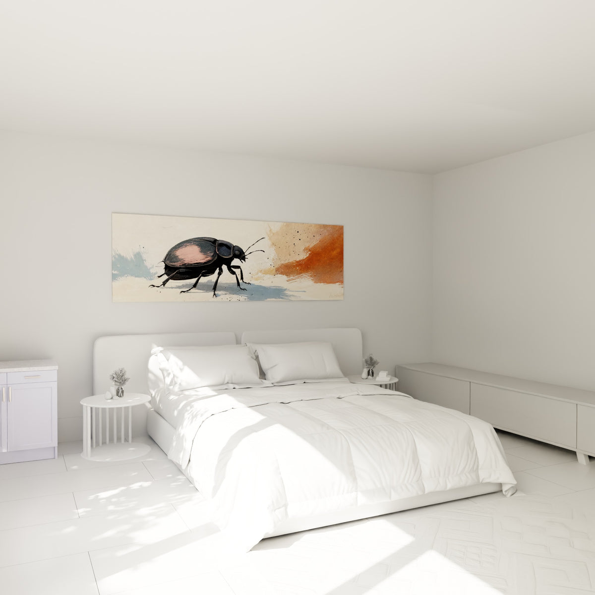 Insecte noir aux reflets roses peint au trait, accroché au-dessus d'un lit dans une chambre claire