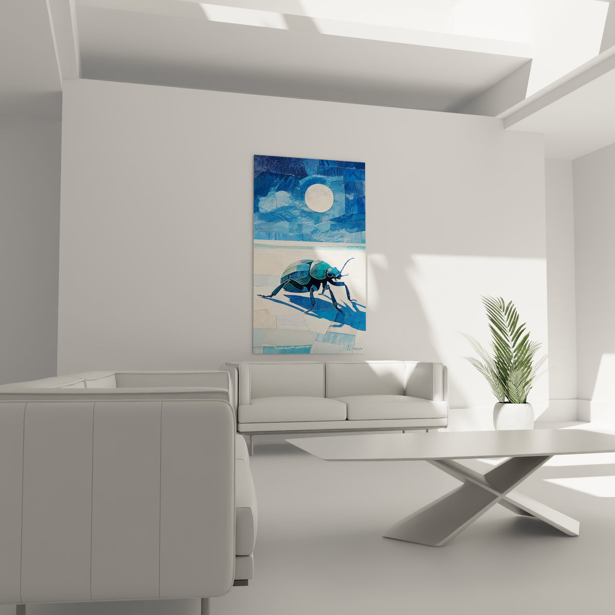 Carapace émeraude et pattes sombres d'un scarabé sous ciel bleu pétrole, au-dessus d'un canapé dans un salon lumineux