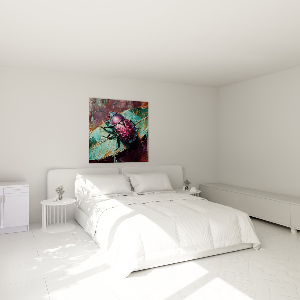 Insecte pourpre et vert émeraude aux reflets brillants, tableau Scarabé au-dessus d'un lit dans une chambre claire