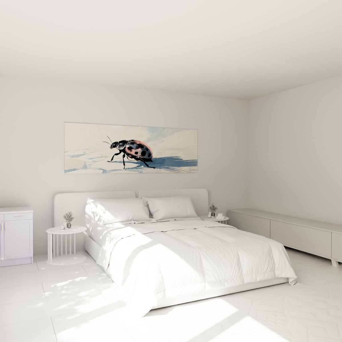 Insecte rose et noir en marche sur fond bleu pastel, au-dessus d'un lit dans une chambre claire