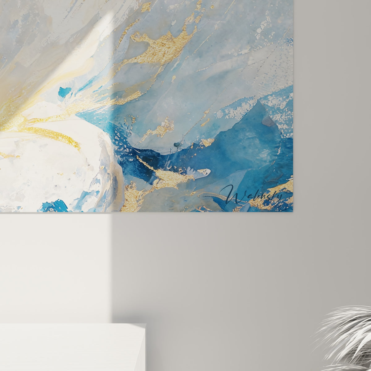 Détail des empâtements dorés et coulures bleu pastel sur la roche givrée du tableau scarabé