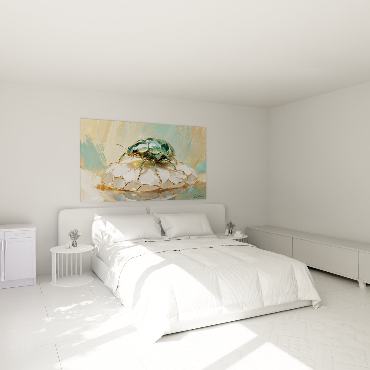Insecte scarabé vert émeraude aux reflets dorés, au-dessus d'un lit dans une chambre claire
